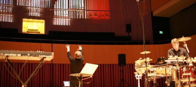 Trio for percussion, motion-tracking system and robot-controlled pipe organ premiered at the Spor Festival Trio for percussion, motion-tracking system and robot-controlled pipe organ premiered at the Spor Festival